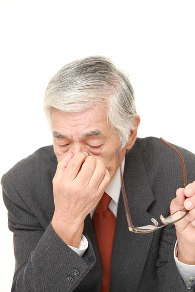 Senior japoński biznesmen cierpi astenopia — Zdjęcie stockowe