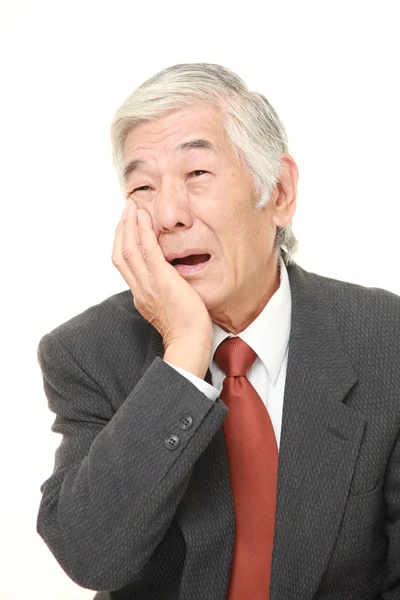 Старший японського бізнесмена страждає від зубного болю — стокове фото