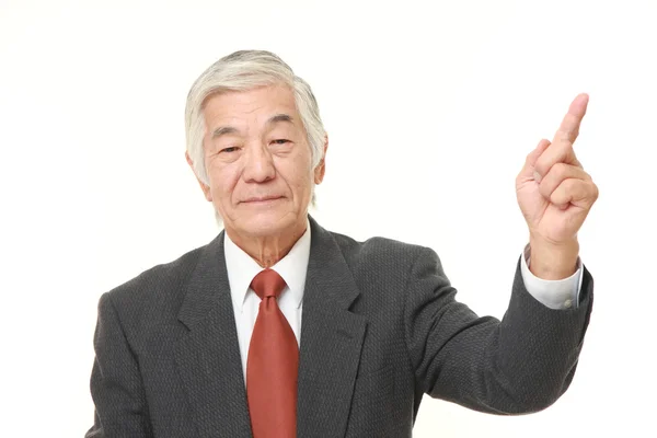 Senior japanischer Geschäftsmann präsentiert und zeigt etwas — Stockfoto