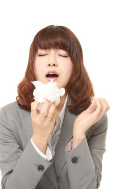 Alerji dokusu içine hapşırma ile genç iş kadını