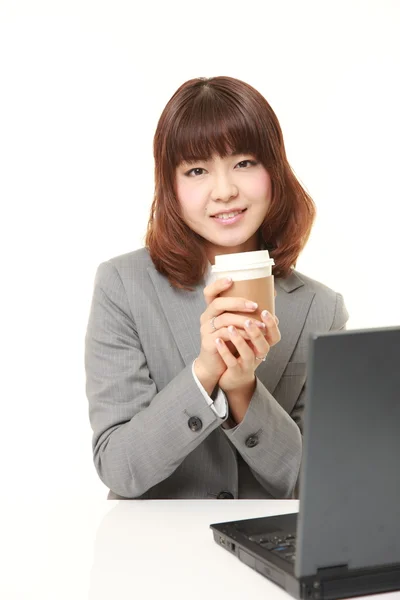 Japanese businesswoman takes a coffee break — Stock Photo, Image