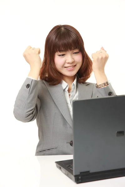Jeune femme d'affaires japonaise heureuse — Photo