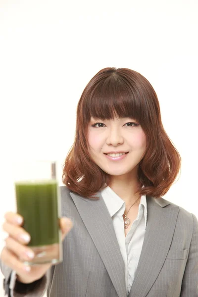 Femme d'affaires japonaise avec jus de légumes verts — Photo
