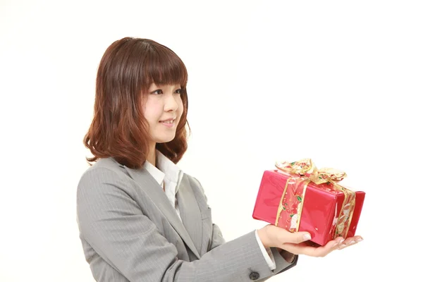 Jeune femme d'affaires japonaise offrant un cadeau — Photo