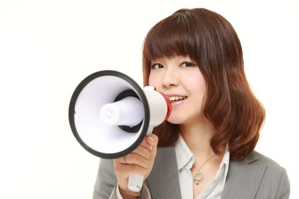 Jeune femme d'affaires japonaise avec mégaphone — Photo