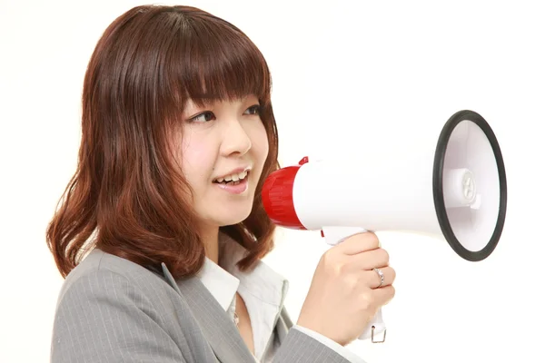 Jeune femme d'affaires japonaise avec mégaphone — Photo