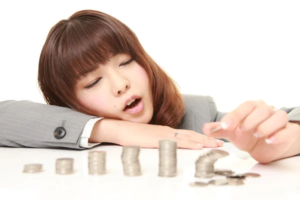 Stak af mønter kollapsede, når forretningskvinde sætte en mønt - Stock-foto