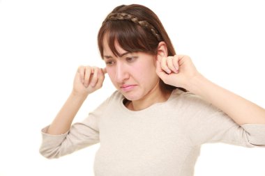 Genç kadın gürültü uğrar