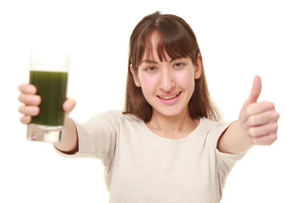 Mulher jovem com suco vegetal verde — Fotografia de Stock