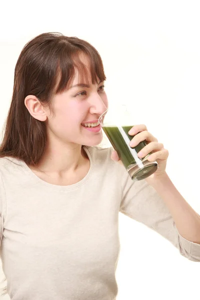 Mulher jovem com suco vegetal verde — Fotografia de Stock