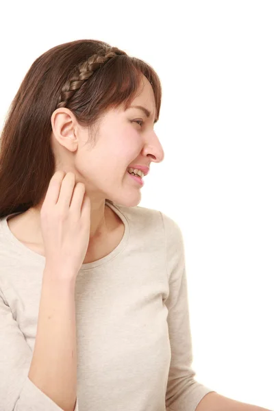 Mujer joven arañándose el cuello — Foto de Stock