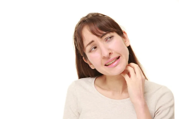Young woman scratching her neck — Stock Photo, Image