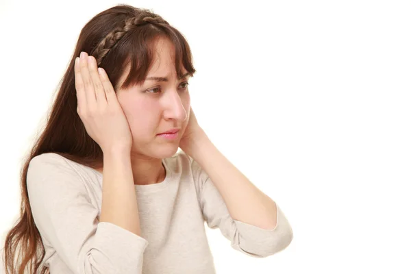 Mujer joven sufre de ruido — Foto de Stock