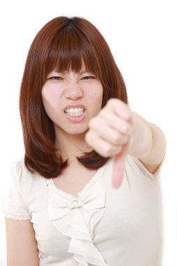 Başparmak aşağı jest kadınla