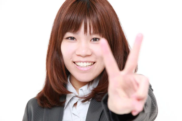 Joven mujer de negocios japonesa mostrando una señal de victoria — Foto de Stock