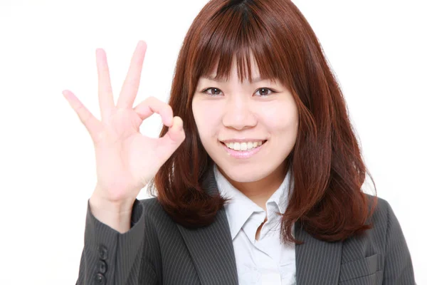 Jeune femme d'affaires japonaise montrant le signe parfait — Photo