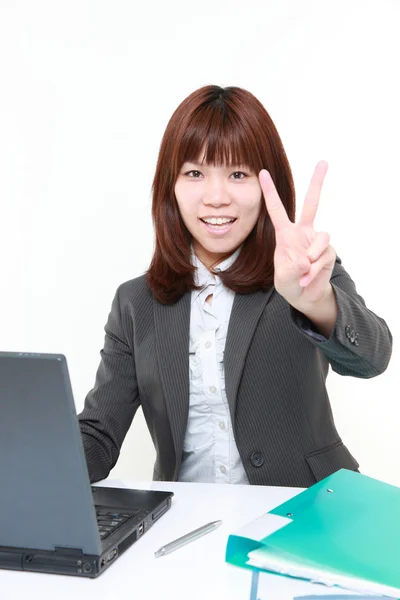 Young Japanese businesswoman showing a victory sign — Stock Photo, Image