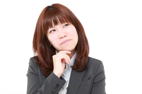 Jovem empresária japonesa pensa em algo — Fotografia de Stock