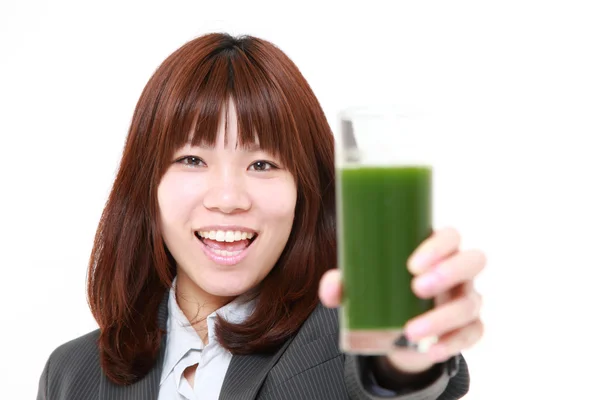 Japanese businesswoman with green vegetable juice — Stock Photo, Image