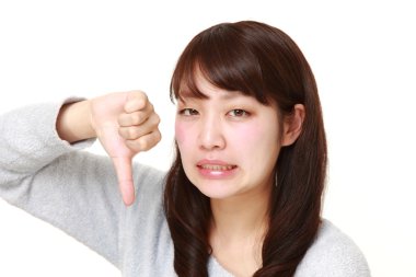 başparmak aşağı hareketi olan Japon kadın