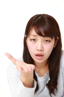 öfkeli kadın bir şey istekler