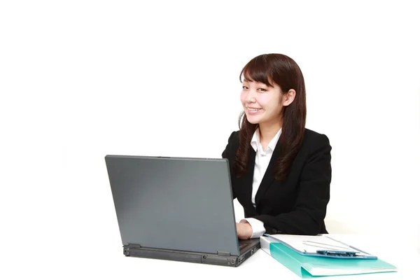 Joven oficinista japonés — Foto de Stock