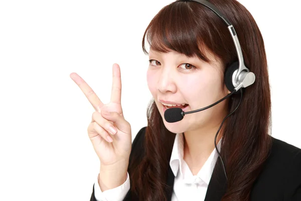 Jonge Japanse zakenvrouw met een teken van de overwinning — Stockfoto
