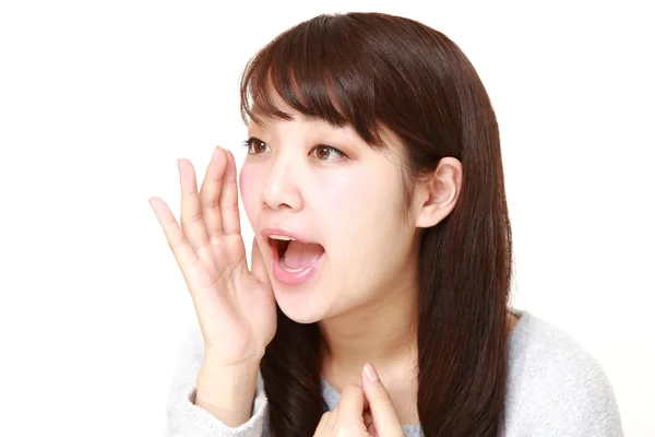 Jovem mulher japonesa gritar algo — Fotografia de Stock