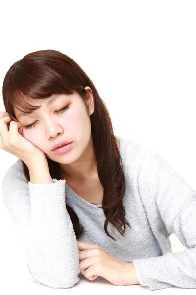 Joven japonesa durmiendo sobre la mesa —  Fotos de Stock