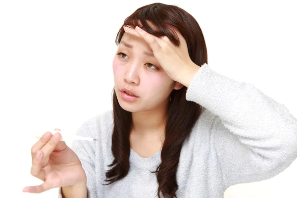 Mujer joven con fiebre — Foto de Stock