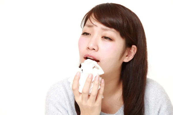 Junge Frau mit einer Allergie Niesen in Gewebe — Stockfoto