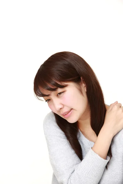 Jeune femme japonaise souffre de maux de cou — Photo
