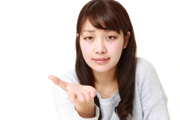 Jovem mulher japonesa solicita algo — Fotografia de Stock