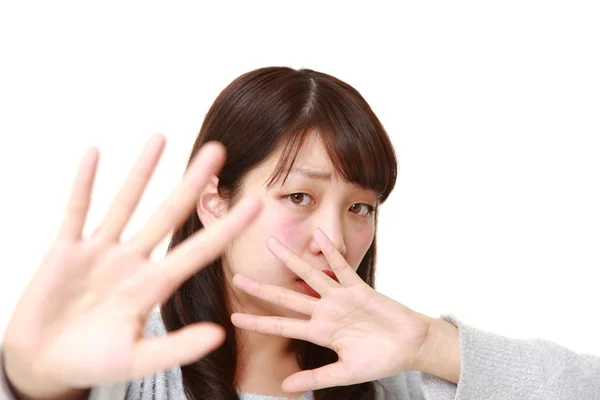 Jovem japonês mulher fazendo parar gesto — Fotografia de Stock