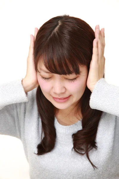 Jovem mulher japonesa sofre de ruído — Fotografia de Stock