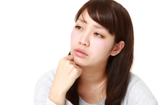 Jovem mulher japonesa se preocupa com algo — Fotografia de Stock