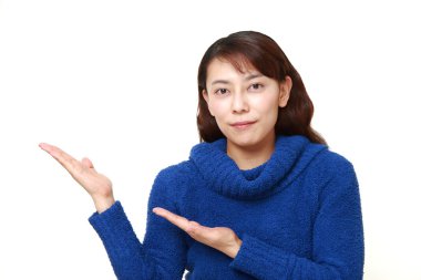 Sunulması ve bir şey gösteren Asyalı kadın