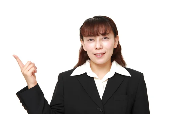 Asiática mujer de negocios presentando y mostrando algo — Foto de Stock