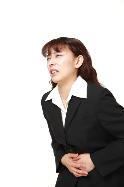 Asiática empresária sofre de dor de estômago — Fotografia de Stock