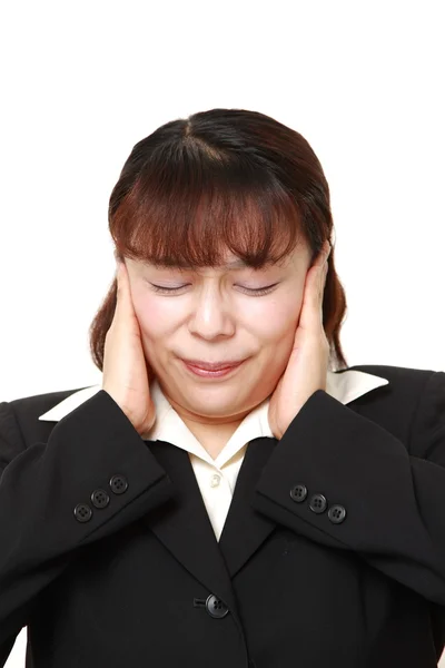 Asiática mujer de negocios sufre de ruido — Foto de Stock