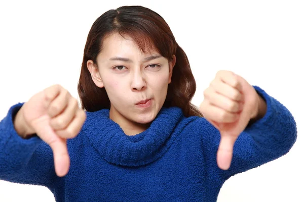 Asiatisk kvinna med tummen ner gest — Stockfoto
