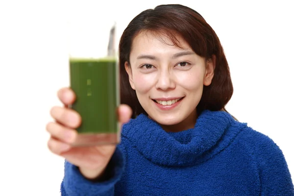 Femme d'affaires asiatique avec du jus de légumes verts — Photo