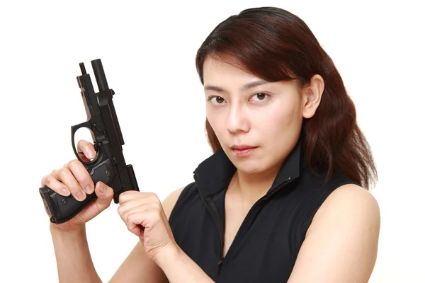 拳銃を持つ女性 — ストック写真