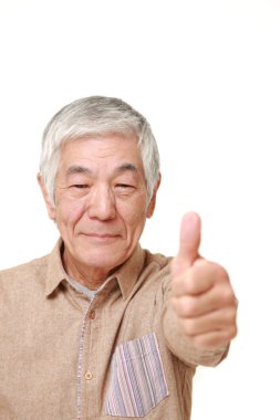 başparmak yukarıya jest ile üst düzey Japon adam