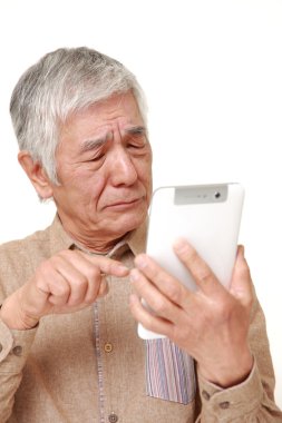 karışık arıyor tablet bilgisayar kullanan üst düzey Japon adam