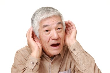 yakından dinlerken kulak arkasında el ile üst düzey Japon adam