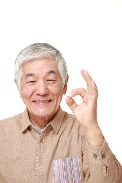 Senior japonés hombre mostrando perfecto signo —  Fotos de Stock