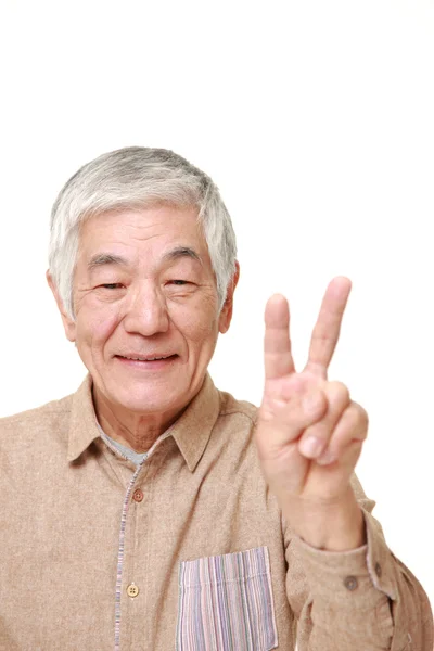 Zafer işaret gösteren üst düzey Japon adam — Stok fotoğraf