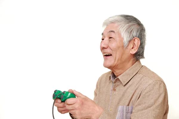 Senior japonais homme appréciant un jeu vidéo — Photo