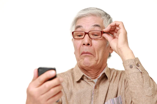 Senior Japanse man met presbyopie — Stockfoto